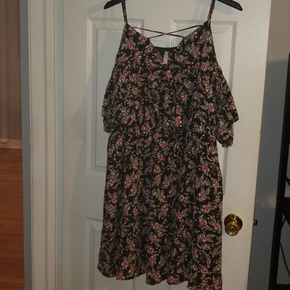 Floral Romper with open shoulders - Picture 5 of 5